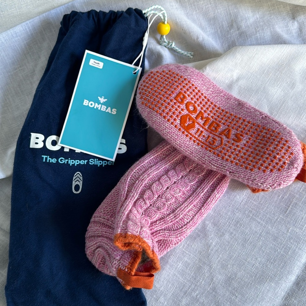 NWT Bombas Youth 11-13 gripper slippers cable knit pink and grey